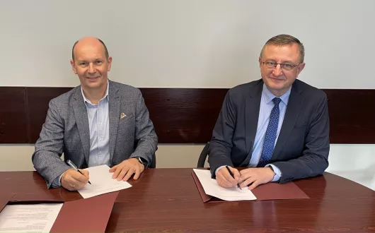 Tomasz Klimkiewicz i Jacek Kucharski podpisujący umowę o współpracy