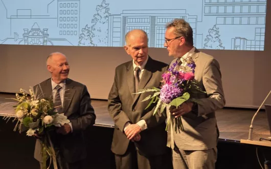 Dyrektor prof. PŁ Łukasz Szymański uhonorował wieloletnich pracowników Instytutu: (od lewej) prof. Sławomir Wiak, dyrektor IMSI w latach 2007-2024 i dr inż. Ryszard Szczerbanowski_foto: Wioletta Gałecka