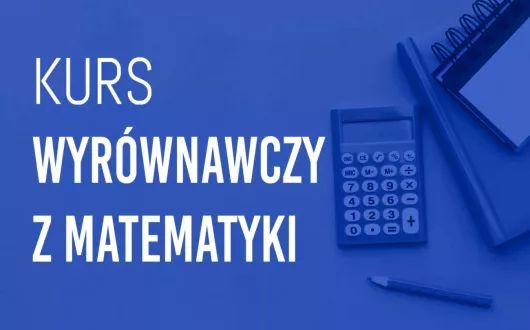 Napis kurs wyrównawczy z matematyki na niebieskim tle z kalkulatorem i notatnikiem
