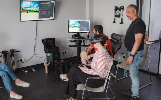 Studenci testują aplikacje VR pod czujnym okiem dr. inż. Grzegorza Zwolińskiego_fot. Damian Majewski
