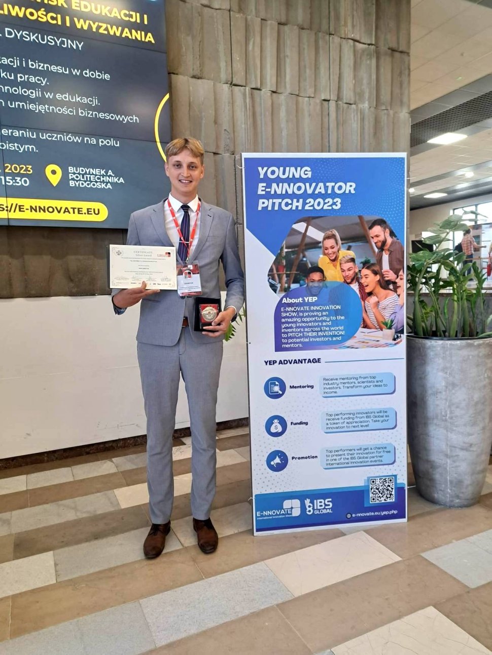 Student Jakub Filipek z nagrodami za projekt mobilnej platformy RC