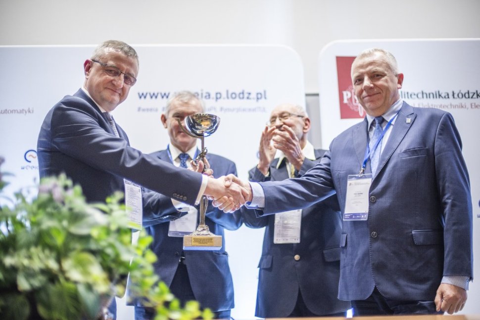 Przekazanie_pucharu_Zjazdu_Dziekanów_foto_MarcN_Szmidt