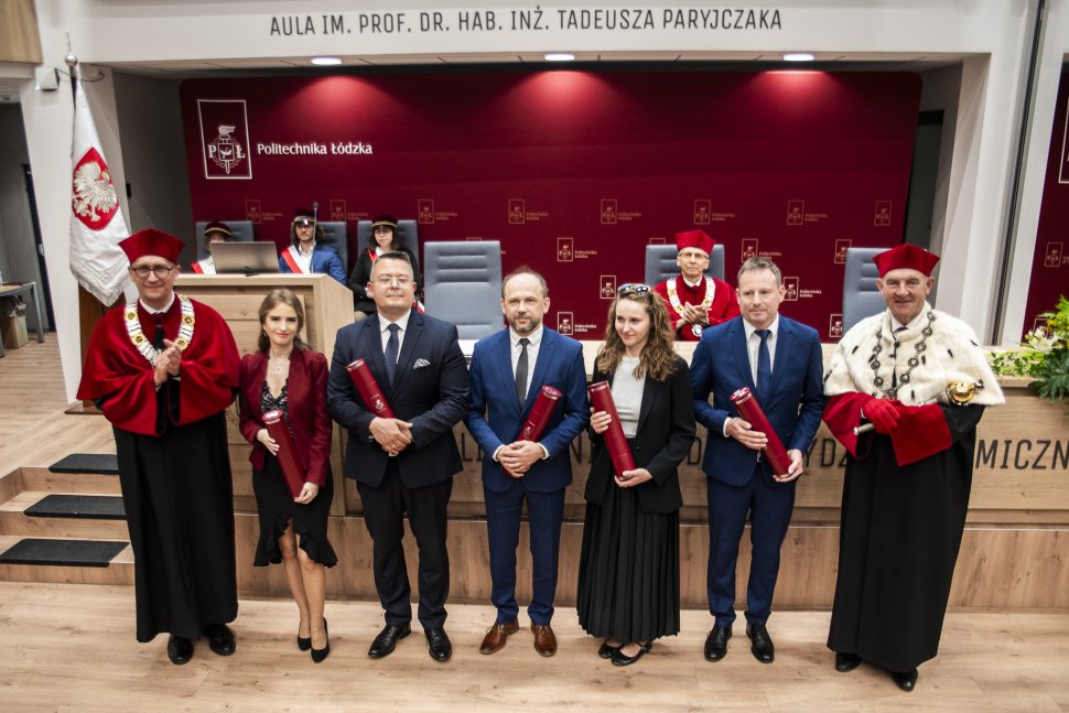 promocja_doktorow_na_posiedzeniu_senatu_pl_14_maja_fot._marcin_szmidt