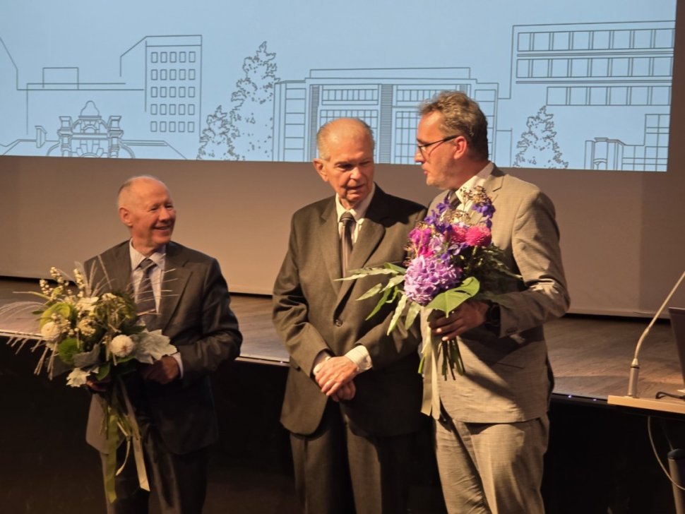 Dyrektor prof. PŁ Łukasz Szymański uhonorował wieloletnich pracowników Instytutu: (od lewej) prof. Sławomir Wiak, dyrektor IMSI w latach 2007-2024 i dr inż. Ryszard Szczerbanowski_foto: Wioletta Gałecka