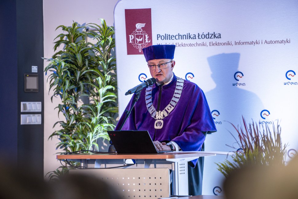 Inauguracja 2025_2026_Dziekan Wydziału przemawia do zgromadzonych studentów, pracowników wydziału