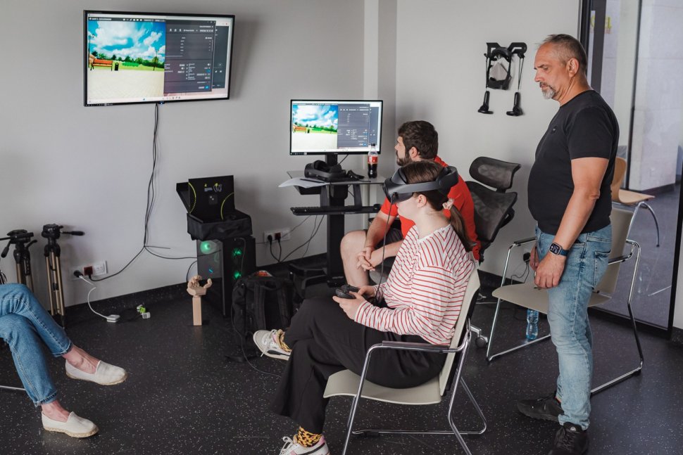 Studenci testują aplikacje VR pod czujnym okiem dr. inż. Grzegorza Zwolińskiego_fot. Damian Majewski