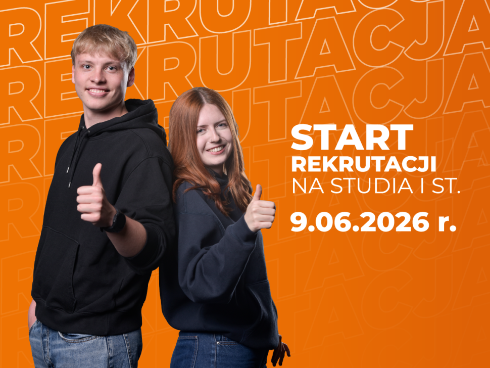 Dwoje młodych ludzi z uśmiechami na twarzach opiera się wzajemnie o plecy trzymając kciuki w górze. Obok nich napis informujący o datach rekrutacji. Cała scena na pomarańczowym tle.