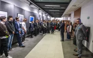 Goście zgromadzeni na wernisażu wystawy w Galerii Pod Napięciem