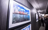 Kolorowa fotografia przedstawiająca wieżowce i wodę