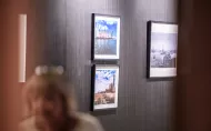 Kolorowe fotografie w czarnych ramach  w Galerii Pod Napięciem