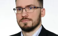 dr inż. Michał Rodak_zdjęcie legitymacyjne mężczyzny z brodą, w okularach, garniturze, tło białe