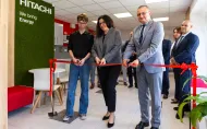 Kobieta i dwóch mężczyzn przecinają czerwoną wstęgę symbolicznie otwierając strefę dla studentów. 