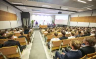 Studenci siedzący w auli słuchają przemówienia Dziekana Wydziału