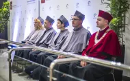 Prorektor i Kolegium Dziekańskie - dwie kobiety i trzech mężczyzn siedzący w togach podczas inauguracji roku akademickiego